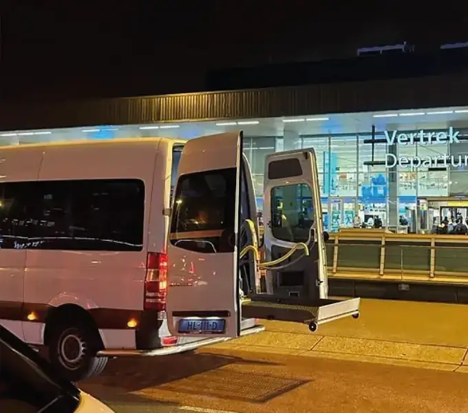 Rolstoelbus bij Schiphol voor reizigers uit Gorinchem